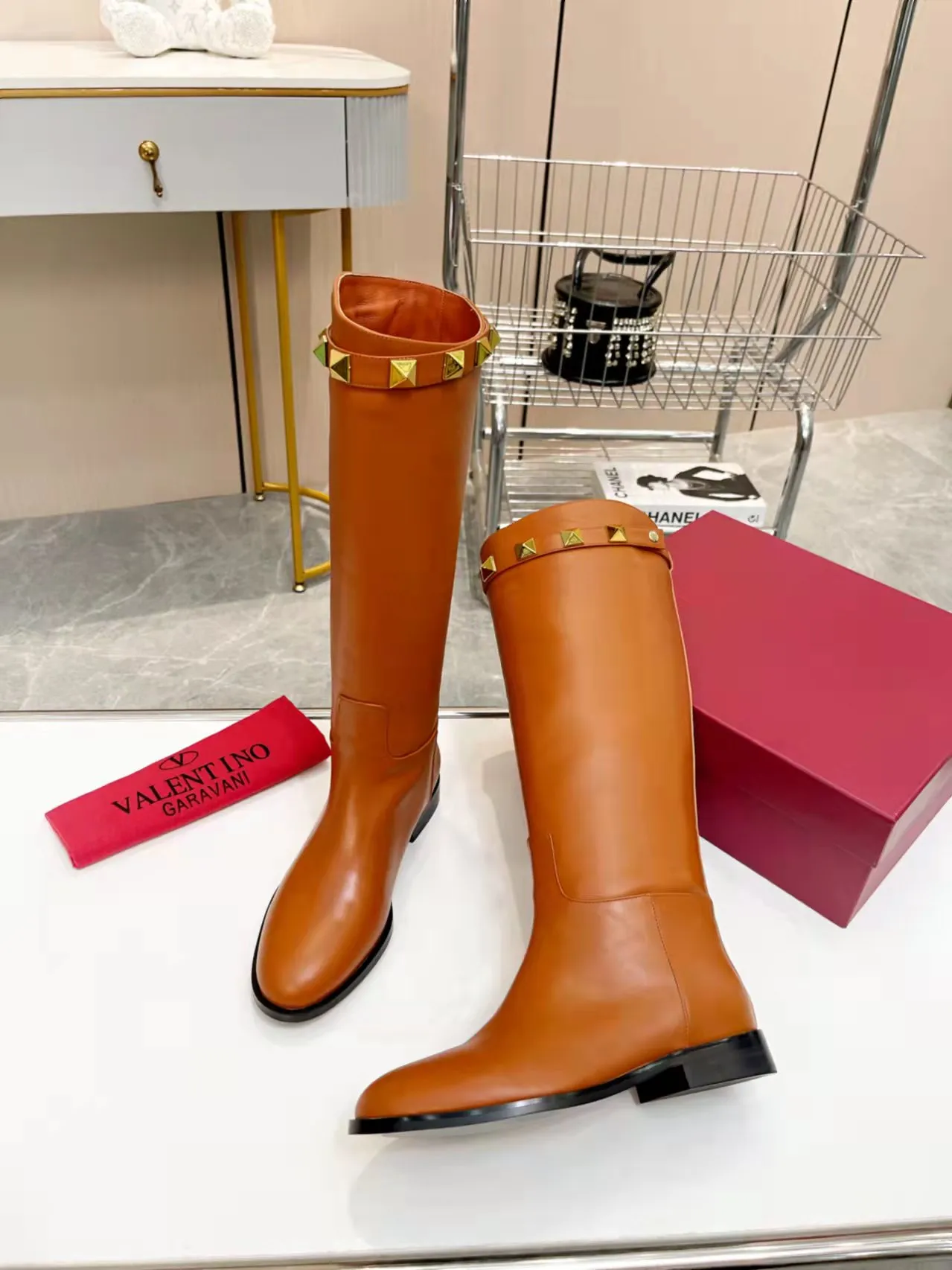 👟👟Ex-factory price 740👟👟 Genuine leather sole +40🆕 Valentino. Valentino autumn and winter fashion women's boots: Comfortable and versatile on the upper feet, showing long legs, Fabric: Imported first-layer cowhide ⚡The most popular V buckle ⚡Inside feet all genuine leather Code number: 35−40 (Customized size 41) Boot height: 15 inches